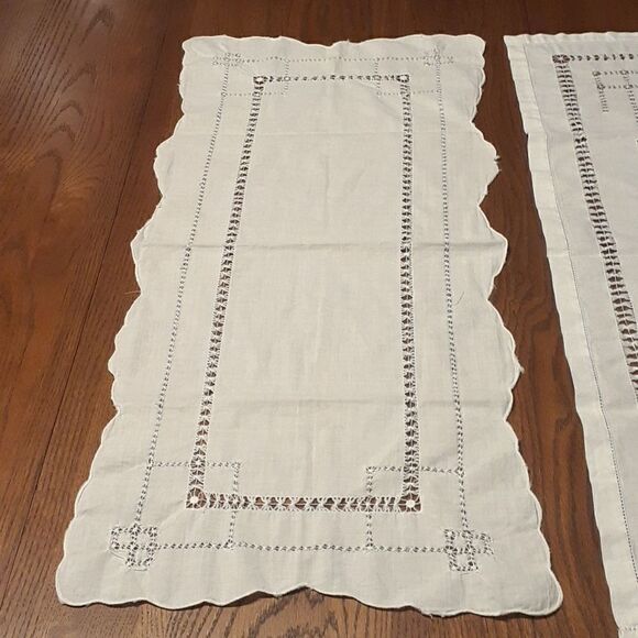 4 pc bundle 32" sq. gathered threads design tablecloth, runner & 2 bonus napkins - Picture 4 of 7